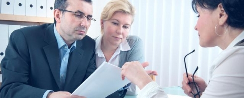 gallery/gente mirando papeles [640x480]